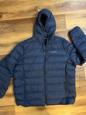 Eddie Bauer Men’s navy blue packable down hooded puffer jacket. 2XL. EUC.